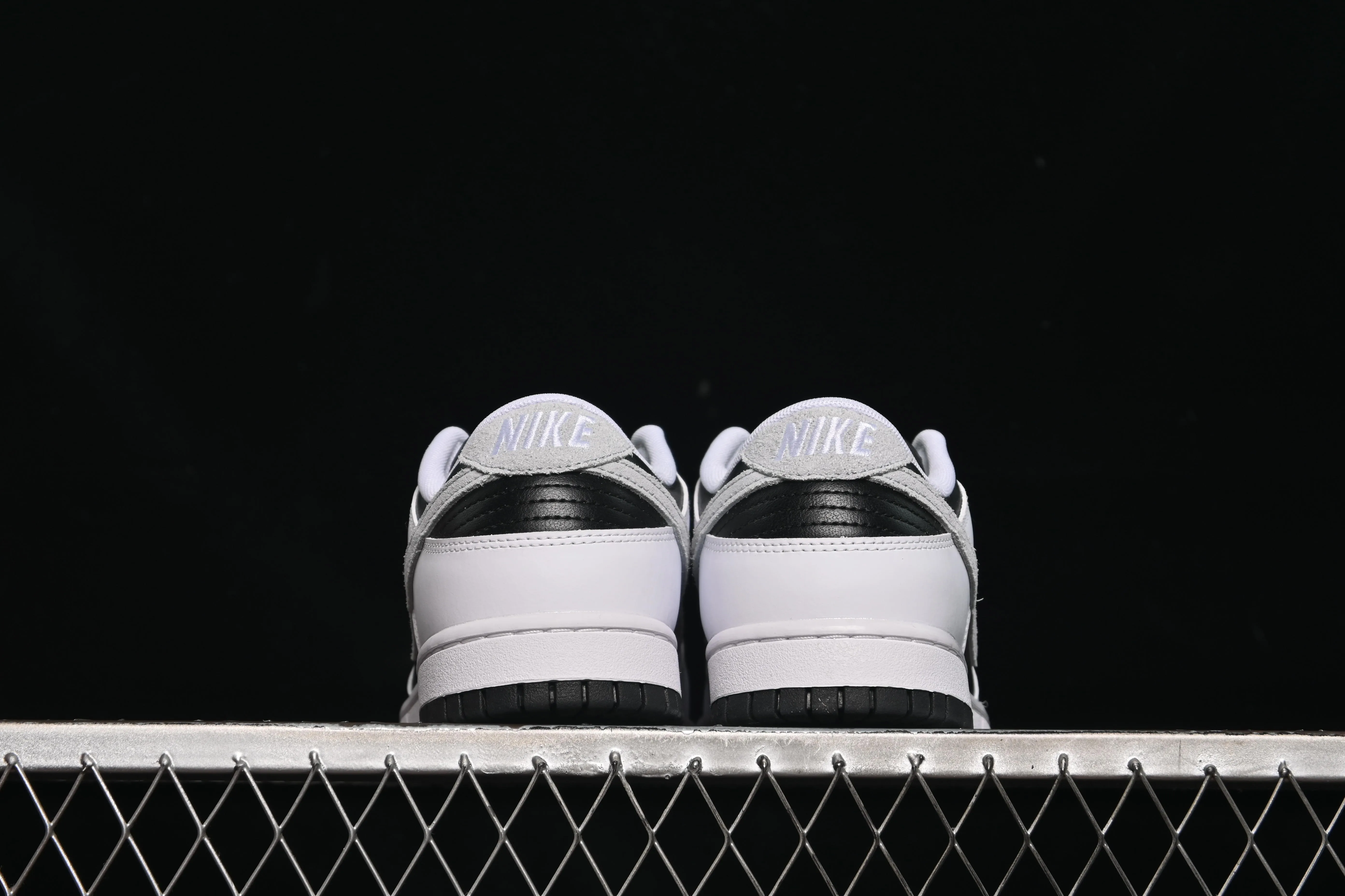 All Categories Nk SB Dunk Series Nk SB Dunk Low Low-top sneakers Nike SB Dunk Low White, black and gray color Low-top casual sneakers IB4620-141